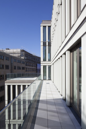 Hrter+Trautmann Architekten; Hamburg; Adolphsplatz; InnovationCampus; Handelskammer; HKIC; Neubau; Hamburg School of Business Administration; HSBA; Daniel Sumesgutner; U-Bahn; Luftraum; Elastomer-Schicht; Kragplatte; Zugpfhle