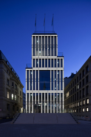 Hrter+Trautmann Architekten; Hamburg; Adolphsplatz; InnovationCampus; Handelskammer; HKIC; Neubau; Hamburg School of Business Administration; HSBA; Daniel Sumesgutner; U-Bahn; Luftraum; Elastomer-Schicht; Kragplatte; Zugpfhle