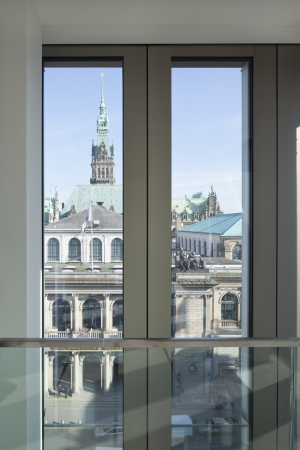 Hrter+Trautmann Architekten; Hamburg; Adolphsplatz; InnovationCampus; Handelskammer; HKIC; Neubau; Hamburg School of Business Administration; HSBA; Daniel Sumesgutner; U-Bahn; Luftraum; Elastomer-Schicht; Kragplatte; Zugpfhle