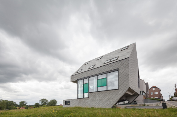 Vosholenweg 9, Belgien, Sint-Pieters-Leeuw, Einfamilienhaus, Villa, K�he, Schindeln, Zementschindeln, Dorf, Stijn Bollaert, Glas, Beton, Moderne, Garage, Tiefgarage, Untergeschoss, Domus, Dezeen, Archdaily, cement tiles, NU architectuuratelier, dezeen, offener Raum, flei�ender Grundriss