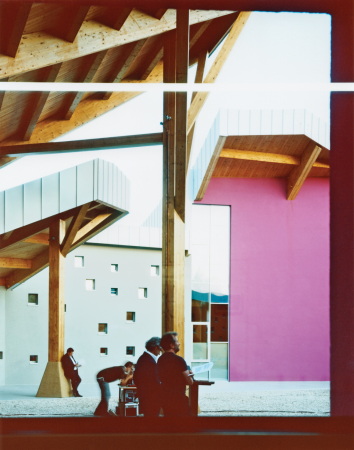 Schule, Grundschule, Zugliano, 5+1AA Alfonso Femia Gianluca Peluffo, Diego Peruzzo, Alessandro Cavaleri, Stefania Bracco, Ernesta Caviola, wooden prefabricated building, Holzbau, Fertigteilbau, Kinder, Spielplatz, spielen, lernen, bunt, farbig, kindergerecht, Architektur, Schulbau, Platz, Schulhof, Wolke, Wolkenberg, Himmel
