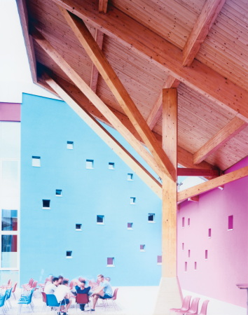 Schule, Grundschule, Zugliano, 5+1AA Alfonso Femia Gianluca Peluffo, Diego Peruzzo, Alessandro Cavaleri, Stefania Bracco, Ernesta Caviola, wooden prefabricated building, Holzbau, Fertigteilbau, Kinder, Spielplatz, spielen, lernen, bunt, farbig, kindergerecht, Architektur, Schulbau, Platz, Schulhof, Wolke, Wolkenberg, Himmel