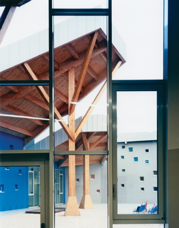 Schule, Grundschule, Zugliano, 5+1AA Alfonso Femia Gianluca Peluffo, Diego Peruzzo, Alessandro Cavaleri, Stefania Bracco, Ernesta Caviola, wooden prefabricated building, Holzbau, Fertigteilbau, Kinder, Spielplatz, spielen, lernen, bunt, farbig, kindergerecht, Architektur, Schulbau, Platz, Schulhof, Wolke, Wolkenberg, Himmel