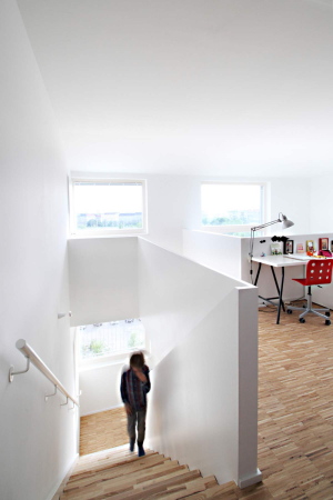 Superblock, Herta Hurnaus, Wohnungsbau, Wien, sterreich, Wohnbau, Korridor, Wohnen mit Scharf, pink, bunt, knallig, Beton, Wohnung, housing, sozial, sozialer Wohnungsbau, Maisonettewohnung, Gaststtte, Krakauerstrasse, Schwarzatal, Nordbahnhofgelnde