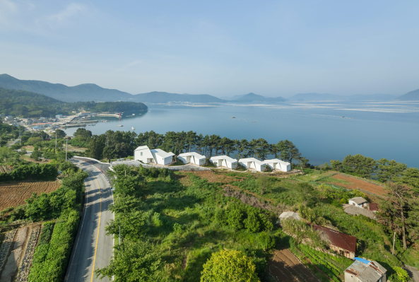 Kyungsub Shin; Atelier Chang; Knot House; Vacation homes; Residential; Resort; Architecture; Soohyun Chang; Federica Russo; Ryan Day; Hyunwoo Chung; Cliff; Sea; Ocean; Geoje Island; South Korea; Sdkorea; Goeje-Insel; Knotenhuschen; Knoten; gefaltet; Aussicht; Infinity Pool