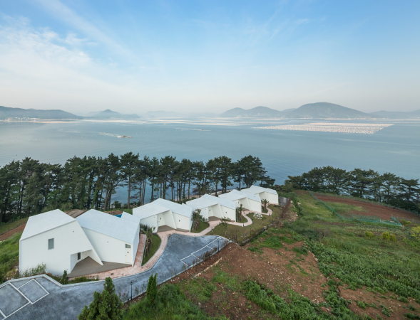 Kyungsub Shin; Atelier Chang; Knot House; Vacation homes; Residential; Resort; Architecture; Soohyun Chang; Federica Russo; Ryan Day; Hyunwoo Chung; Cliff; Sea; Ocean; Geoje Island; South Korea; S�dkorea; Goeje-Insel; Knotenh�uschen; Knoten; gefaltet; Aussicht; Infinity Pool