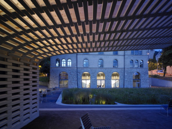 Stadtgarten Zug, Platz, Garten Pavillon, Zeughausareal, Stadtpark, Brettschichtholz, Stadtraum, grn, Vegetation, St. Oswaldskirche, Kantonsbibliothek Zug, Zugerberg, Kirchenstrae, Clematis, Nutzpflanzen, Belvedere, Hangkante, Holzlamellen, Garten, Vorplatz, Trinhalle, Kiosk, Bdchen, Schweiz, Kanton Zug, garden, square, library, church, park, Planetage und Ramser Schmid