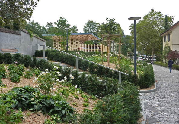 Stadtgarten Zug, Platz, Garten Pavillon, Zeughausareal, Stadtpark, Brettschichtholz, Stadtraum, gr�n, Vegetation, St. Oswaldskirche, Kantonsbibliothek Zug, Zugerberg, Kirchenstra�e, Clematis, Nutzpflanzen, Belvedere, Hangkante, Holzlamellen, Garten, Vorplatz, Trinhalle, Kiosk, B�dchen, Schweiz, Kanton Zug, garden, square, library, church, park, Planetage und Ramser Schmid