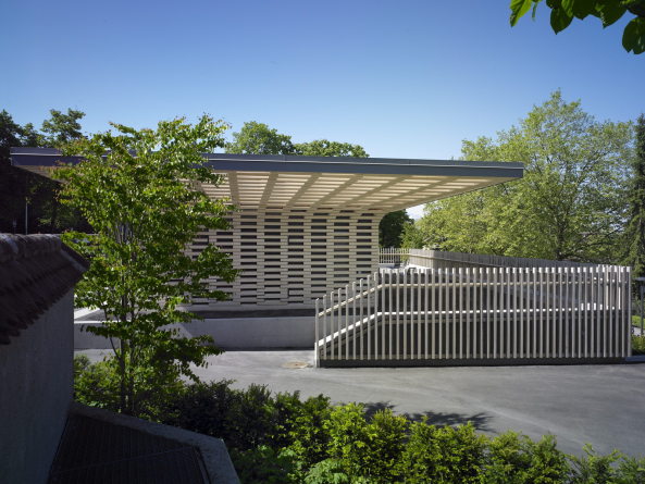 Stadtgarten Zug, Platz, Garten Pavillon, Zeughausareal, Stadtpark, Brettschichtholz, Stadtraum, gr�n, Vegetation, St. Oswaldskirche, Kantonsbibliothek Zug, Zugerberg, Kirchenstra�e, Clematis, Nutzpflanzen, Belvedere, Hangkante, Holzlamellen, Garten, Vorplatz, Trinhalle, Kiosk, B�dchen, Schweiz, Kanton Zug, garden, square, library, church, park, Planetage und Ramser Schmid