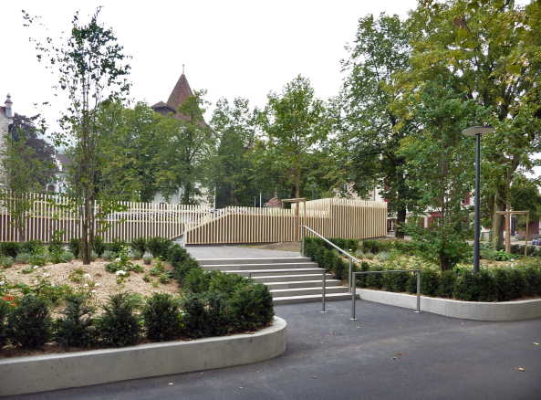 Stadtgarten Zug, Platz, Garten Pavillon, Zeughausareal, Stadtpark, Brettschichtholz, Stadtraum, gr�n, Vegetation, St. Oswaldskirche, Kantonsbibliothek Zug, Zugerberg, Kirchenstra�e, Clematis, Nutzpflanzen, Belvedere, Hangkante, Holzlamellen, Garten, Vorplatz, Trinhalle, Kiosk, B�dchen, Schweiz, Kanton Zug, garden, square, library, church, park, Planetage und Ramser Schmid