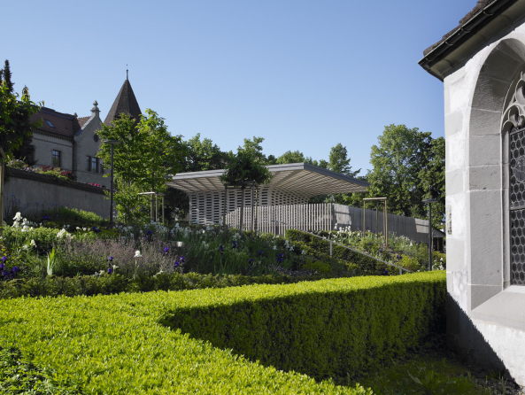 Stadtgarten Zug, Platz, Garten Pavillon, Zeughausareal, Stadtpark, Brettschichtholz, Stadtraum, grn, Vegetation, St. Oswaldskirche, Kantonsbibliothek Zug, Zugerberg, Kirchenstrae, Clematis, Nutzpflanzen, Belvedere, Hangkante, Holzlamellen, Garten, Vorplatz, Trinhalle, Kiosk, Bdchen, Schweiz, Kanton Zug, garden, square, library, church, park, Planetage und Ramser Schmid