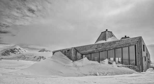 Norwegen, Okstindan, Berge, mountains, glacier, Gletscher, H�tte, Zufluchtsort, Charles Rabot, lokale Baumaterialien, lokale Bauweise, Holz, Herberge, Solarenergie, new architecture, best architects, buildings in norway, wood, JVA Jarmund/Vigsn�s Architects, Rabot Tourist Cabin, Birkenholz, Charles Rabot, Schlafen auf dem Gletscher, kleine H�tte, Minih�user, Kleinode, Baunetz, Baunetz-Meldungen, Fenster, Window, Bauen in den Bergen, mountains, Bauen mit Holz, Holzarchitektur, wood architecture