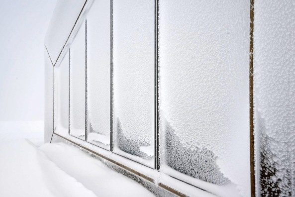 Norwegen, Okstindan, Berge, mountains, glacier, Gletscher, H�tte, Zufluchtsort, Charles Rabot, lokale Baumaterialien, lokale Bauweise, Holz, Herberge, Solarenergie, new architecture, best architects, buildings in norway, wood, JVA Jarmund/Vigsn�s Architects, Rabot Tourist Cabin, Birkenholz, Charles Rabot, Schlafen auf dem Gletscher, kleine H�tte, Minih�user, Kleinode, Baunetz, Baunetz-Meldungen, Fenster, Window, Bauen in den Bergen, mountains, Bauen mit Holz, Holzarchitektur, wood architecture