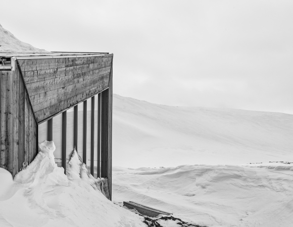 Norwegen, Okstindan, Berge, mountains, glacier, Gletscher, H�tte, Zufluchtsort, Charles Rabot, lokale Baumaterialien, lokale Bauweise, Holz, Herberge, Solarenergie, new architecture, best architects, buildings in norway, wood, JVA Jarmund/Vigsn�s Architects, Rabot Tourist Cabin, Birkenholz, Charles Rabot, Schlafen auf dem Gletscher, kleine H�tte, Minih�user, Kleinode, Baunetz, Baunetz-Meldungen, Fenster, Window, Bauen in den Bergen, mountains, Bauen mit Holz, Holzarchitektur, wood architecture