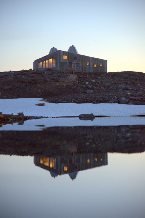 Norwegen, Okstindan, Berge, mountains, glacier, Gletscher, Htte, Zufluchtsort, Charles Rabot, lokale Baumaterialien, lokale Bauweise, Holz, Herberge, Solarenergie, new architecture, best architects, buildings in norway, wood, JVA Jarmund/Vigsns Architects, Rabot Tourist Cabin, Birkenholz, Charles Rabot, Schlafen auf dem Gletscher, kleine Htte, Minihuser, Kleinode, Baunetz, Baunetz-Meldungen, Fenster, Window, Bauen in den Bergen, mountains, Bauen mit Holz, Holzarchitektur, wood architecture
