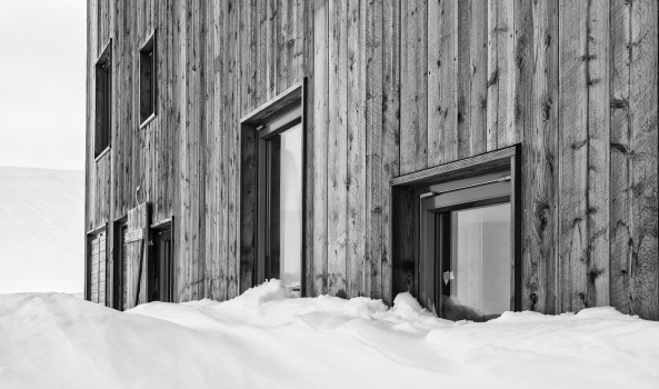 Norwegen, Okstindan, Berge, mountains, glacier, Gletscher, H�tte, Zufluchtsort, Charles Rabot, lokale Baumaterialien, lokale Bauweise, Holz, Herberge, Solarenergie, new architecture, best architects, buildings in norway, wood, JVA Jarmund/Vigsn�s Architects, Rabot Tourist Cabin, Birkenholz, Charles Rabot, Schlafen auf dem Gletscher, kleine H�tte, Minih�user, Kleinode, Baunetz, Baunetz-Meldungen, Fenster, Window, Bauen in den Bergen, mountains, Bauen mit Holz, Holzarchitektur, wood architecture