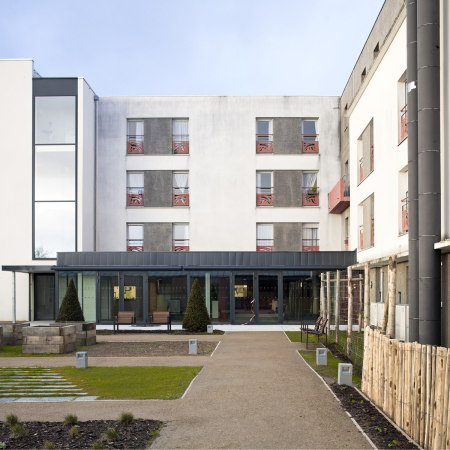 Foyer la Grange, Couron, 25 Boulevard Franois Blancho, 44220, Frankreich, Wohnheim, Altenresidenz, Alzheimer, Demenz, Betonsockel, Sockel, Ausblick, Balkon, Senioren, Unit Alzheimer, Nantes, Mabire Reich, architectes, Architekten, aufgestndert, Holz, Altenheim, Ruhestand, Rentner,
