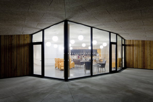 Foyer la Grange, Couron, 25 Boulevard Franois Blancho, 44220, Frankreich, Wohnheim, Altenresidenz, Alzheimer, Demenz, Betonsockel, Sockel, Ausblick, Balkon, Senioren, Unit Alzheimer, Nantes, Mabire Reich, architectes, Architekten, aufgestndert, Holz, Altenheim, Ruhestand, Rentner,