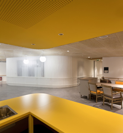 Foyer la Grange, Couron, 25 Boulevard Franois Blancho, 44220, Frankreich, Wohnheim, Altenresidenz, Alzheimer, Demenz, Betonsockel, Sockel, Ausblick, Balkon, Senioren, Unit Alzheimer, Nantes, Mabire Reich, architectes, Architekten, aufgestndert, Holz, Altenheim, Ruhestand, Rentner,