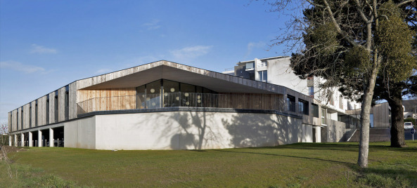 Foyer la Grange, Couron, 25 Boulevard Franois Blancho, 44220, Frankreich, Wohnheim, Altenresidenz, Alzheimer, Demenz, Betonsockel, Sockel, Ausblick, Balkon, Senioren, Unit Alzheimer, Nantes, Mabire Reich, architectes, Architekten, aufgestndert, Holz, Altenheim, Ruhestand, Rentner,