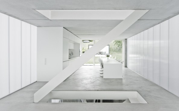 Haus F, Finckh Architekten, Esslingen am Neckar, Hang, Wohnhaus, Fassade, Glas, spiegelnde Oberflche, Transparenz, Wohnen, Sichtbeton, Hochleistungsfassade, Beleuchtungskonzept, Licht, Beton, concrete, Baunetz, new architecture, new buildings in germany, made in germany, houses, living, small houses, facade, best architecs, great architecture, glas, Haus am Hang, Wohnen am Hang, schrge Huser, Wohnhuser, Wohnungsbau, Wohnen