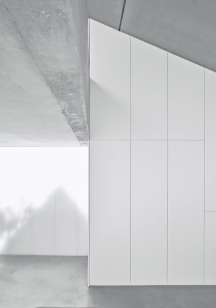 Haus F, Finckh Architekten, Esslingen am Neckar, Hang, Wohnhaus, Fassade, Glas, spiegelnde Oberflche, Transparenz, Wohnen, Sichtbeton, Hochleistungsfassade, Beleuchtungskonzept, Licht, Beton, concrete, Baunetz, new architecture, new buildings in germany, made in germany, houses, living, small houses, facade, best architecs, great architecture, glas, Haus am Hang, Wohnen am Hang, schrge Huser, Wohnhuser, Wohnungsbau, Wohnen