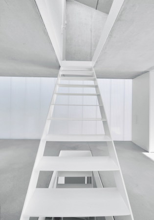 Haus F, Finckh Architekten, Esslingen am Neckar, Hang, Wohnhaus, Fassade, Glas, spiegelnde Oberflche, Transparenz, Wohnen, Sichtbeton, Hochleistungsfassade, Beleuchtungskonzept, Licht, Beton, concrete, Baunetz, new architecture, new buildings in germany, made in germany, houses, living, small houses, facade, best architecs, great architecture, glas, Haus am Hang, Wohnen am Hang, schrge Huser, Wohnhuser, Wohnungsbau, Wohnen