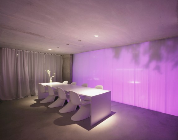 Haus F, Finckh Architekten, Esslingen am Neckar, Hang, Wohnhaus, Fassade, Glas, spiegelnde Oberflche, Transparenz, Wohnen, Sichtbeton, Hochleistungsfassade, Beleuchtungskonzept, Licht, Beton, concrete, Baunetz, new architecture, new buildings in germany, made in germany, houses, living, small houses, facade, best architecs, great architecture, glas, Haus am Hang, Wohnen am Hang, schrge Huser, Wohnhuser, Wohnungsbau, Wohnen