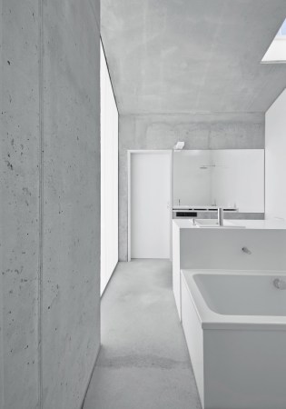 Haus F, Finckh Architekten, Esslingen am Neckar, Hang, Wohnhaus, Fassade, Glas, spiegelnde Oberflche, Transparenz, Wohnen, Sichtbeton, Hochleistungsfassade, Beleuchtungskonzept, Licht, Beton, concrete, Baunetz, new architecture, new buildings in germany, made in germany, houses, living, small houses, facade, best architecs, great architecture, glas, Haus am Hang, Wohnen am Hang, schrge Huser, Wohnhuser, Wohnungsbau, Wohnen