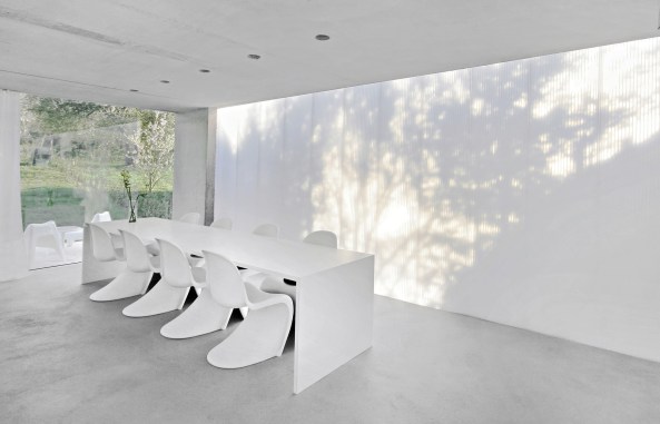 Haus F, Finckh Architekten, Esslingen am Neckar, Hang, Wohnhaus, Fassade, Glas, spiegelnde Oberflche, Transparenz, Wohnen, Sichtbeton, Hochleistungsfassade, Beleuchtungskonzept, Licht, Beton, concrete, Baunetz, new architecture, new buildings in germany, made in germany, houses, living, small houses, facade, best architecs, great architecture, glas, Haus am Hang, Wohnen am Hang, schrge Huser, Wohnhuser, Wohnungsbau, Wohnen