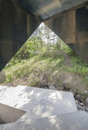 Petersns vg 40, 127 41 Skrholmen, Schweden, Minihaus, Billighaus, Wellblech, Meer, Aussicht, Einfamilienhaus, Ferienhaus, Holz, Beton, Blech, Skansholmen 13, Tommy Carlsson, 2014, Neubau, Fertighaus, Prototyp, Panoramafenster, Ausblick, Ecke, happy cheap,