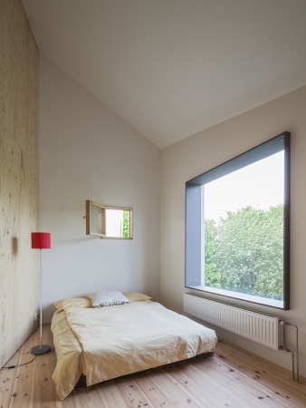 Petersns vg 40, 127 41 Skrholmen, Schweden, Minihaus, Billighaus, Wellblech, Meer, Aussicht, Einfamilienhaus, Ferienhaus, Holz, Beton, Blech, Skansholmen 13, Tommy Carlsson, 2014, Neubau, Fertighaus, Prototyp, Panoramafenster, Ausblick, Ecke, happy cheap,