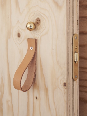 Petersns vg 40, 127 41 Skrholmen, Schweden, Minihaus, Billighaus, Wellblech, Meer, Aussicht, Einfamilienhaus, Ferienhaus, Holz, Beton, Blech, Skansholmen 13, Tommy Carlsson, 2014, Neubau, Fertighaus, Prototyp, Panoramafenster, Ausblick, Ecke, happy cheap,