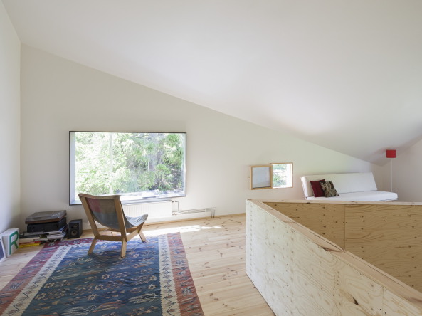 Petersns vg 40, 127 41 Skrholmen, Schweden, Minihaus, Billighaus, Wellblech, Meer, Aussicht, Einfamilienhaus, Ferienhaus, Holz, Beton, Blech, Skansholmen 13, Tommy Carlsson, 2014, Neubau, Fertighaus, Prototyp, Panoramafenster, Ausblick, Ecke, happy cheap,