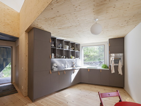 Petersns vg 40, 127 41 Skrholmen, Schweden, Minihaus, Billighaus, Wellblech, Meer, Aussicht, Einfamilienhaus, Ferienhaus, Holz, Beton, Blech, Skansholmen 13, Tommy Carlsson, 2014, Neubau, Fertighaus, Prototyp, Panoramafenster, Ausblick, Ecke, happy cheap,