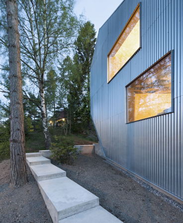 Petersns vg 40, 127 41 Skrholmen, Schweden, Minihaus, Billighaus, Wellblech, Meer, Aussicht, Einfamilienhaus, Ferienhaus, Holz, Beton, Blech, Skansholmen 13, Tommy Carlsson, 2014, Neubau, Fertighaus, Prototyp, Panoramafenster, Ausblick, Ecke, happy cheap,