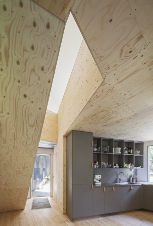 Petersns vg 40, 127 41 Skrholmen, Schweden, Minihaus, Billighaus, Wellblech, Meer, Aussicht, Einfamilienhaus, Ferienhaus, Holz, Beton, Blech, Skansholmen 13, Tommy Carlsson, 2014, Neubau, Fertighaus, Prototyp, Panoramafenster, Ausblick, Ecke, happy cheap,