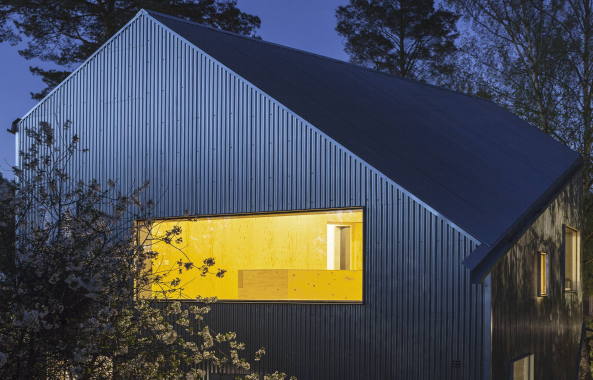 Petersns vg 40, 127 41 Skrholmen, Schweden, Minihaus, Billighaus, Wellblech, Meer, Aussicht, Einfamilienhaus, Ferienhaus, Holz, Beton, Blech, Skansholmen 13, Tommy Carlsson, 2014, Neubau, Fertighaus, Prototyp, Panoramafenster, Ausblick, Ecke, happy cheap,