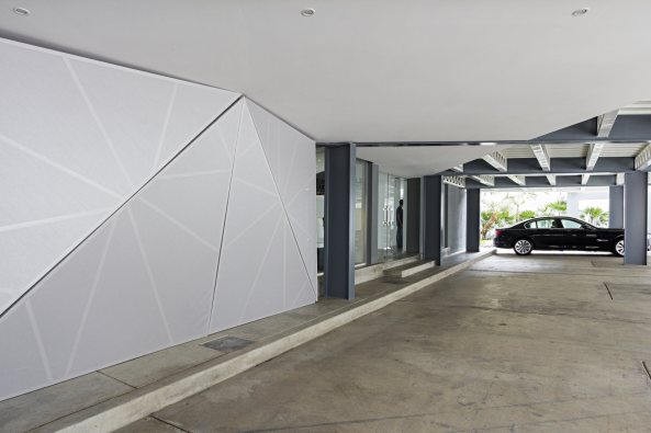 Ecuador, Samborondn, Jannina Cabal + Arquitectos, Integral Iluminacin Comercial Building, Erweiterung, Verkaufsflche, Beleuchtungskonzept, Ausstellungsraum, Ausstellung, Faserstoff, geometrische Muster, Fassade, Eisenkonstruktion, Stahl, Alumnium, Glas, Farbe, Lichtinstallation, skulpturale Hlle, LED, Beton