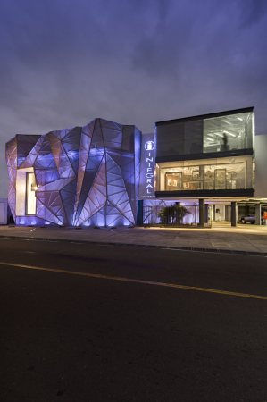 Ecuador, Samborondn, Jannina Cabal + Arquitectos, Integral Iluminacin Comercial Building, Erweiterung, Verkaufsflche, Beleuchtungskonzept, Ausstellungsraum, Ausstellung, Faserstoff, geometrische Muster, Fassade, Eisenkonstruktion, Stahl, Alumnium, Glas, Farbe, Lichtinstallation, skulpturale Hlle, LED, Beton