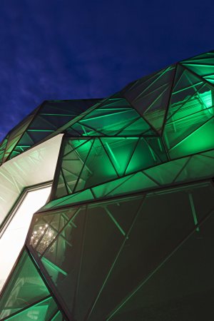 Ecuador, Samborondn, Jannina Cabal + Arquitectos, Integral Iluminacin Comercial Building, Erweiterung, Verkaufsflche, Beleuchtungskonzept, Ausstellungsraum, Ausstellung, Faserstoff, geometrische Muster, Fassade, Eisenkonstruktion, Stahl, Alumnium, Glas, Farbe, Lichtinstallation, skulpturale Hlle, LED, Beton