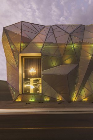 Ecuador, Samborondn, Jannina Cabal + Arquitectos, Integral Iluminacin Comercial Building, Erweiterung, Verkaufsflche, Beleuchtungskonzept, Ausstellungsraum, Ausstellung, Faserstoff, geometrische Muster, Fassade, Eisenkonstruktion, Stahl, Alumnium, Glas, Farbe, Lichtinstallation, skulpturale Hlle, LED, Beton