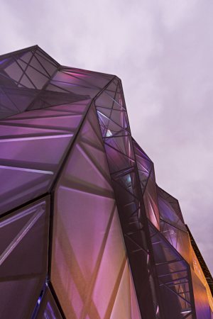 Ecuador, Samborond�n, Jannina Cabal + Arquitectos, Integral Iluminaci�n Comercial Building, Erweiterung, Verkaufsfl�che, Beleuchtungskonzept, Ausstellungsraum, Ausstellung, Faserstoff, geometrische Muster, Fassade, Eisenkonstruktion, Stahl, Alumnium, Glas, Farbe, Lichtinstallation, skulpturale H�lle, LED, Beton