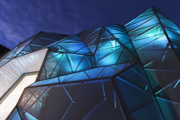 Ecuador, Samborondn, Jannina Cabal + Arquitectos, Integral Iluminacin Comercial Building, Erweiterung, Verkaufsflche, Beleuchtungskonzept, Ausstellungsraum, Ausstellung, Faserstoff, geometrische Muster, Fassade, Eisenkonstruktion, Stahl, Alumnium, Glas, Farbe, Lichtinstallation, skulpturale Hlle, LED, Beton