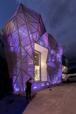 Ecuador, Samborondn, Jannina Cabal + Arquitectos, Integral Iluminacin Comercial Building, Erweiterung, Verkaufsflche, Beleuchtungskonzept, Ausstellungsraum, Ausstellung, Faserstoff, geometrische Muster, Fassade, Eisenkonstruktion, Stahl, Alumnium, Glas, Farbe, Lichtinstallation, skulpturale Hlle, LED, Beton
