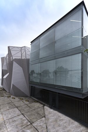 Ecuador, Samborondn, Jannina Cabal + Arquitectos, Integral Iluminacin Comercial Building, Erweiterung, Verkaufsflche, Beleuchtungskonzept, Ausstellungsraum, Ausstellung, Faserstoff, geometrische Muster, Fassade, Eisenkonstruktion, Stahl, Alumnium, Glas, Farbe, Lichtinstallation, skulpturale Hlle, LED, Beton