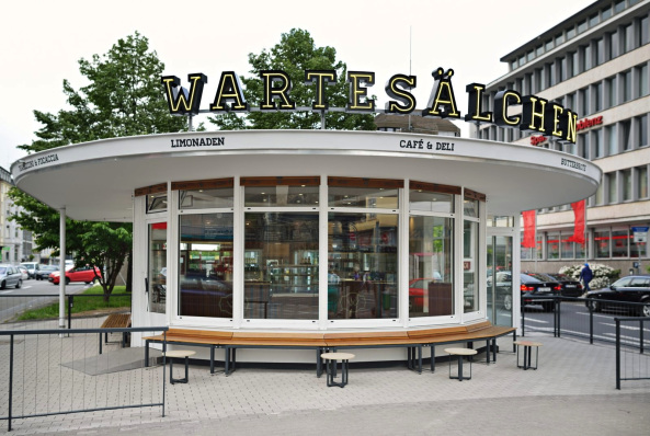 Verkehrspavillon, 50er Jahre, Koblenz, Friedrich-Ebert Ring, Thillmann Architekten, traffic pavilion, fiifties, Denkmalpflege, Pavillon, 1950, Limonade und Butterbrot, Umbau, Erhaltung, Sanierung, Warteslchen, Otto Schnhagen, Theke, Retro, Architektur fr Feinschmecker, Baunetz, neue Projekte, best architects, best of baunetz, Holz, glas, Fassade, Baukunst, Architektur aus der Nachkriegszeit, Moderne