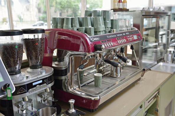 Verkehrspavillon, 50er Jahre, Koblenz, Friedrich-Ebert Ring, Thillmann Architekten, traffic pavilion, fiifties, Denkmalpflege, Pavillon, 1950, Limonade und Butterbrot, Umbau, Erhaltung, Sanierung, Warteslchen, Otto Schnhagen, Theke, Retro, Architektur fr Feinschmecker, Baunetz, neue Projekte, best architects, best of baunetz, Holz, glas, Fassade, Baukunst, Architektur aus der Nachkriegszeit, Moderne