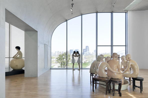 Museum, Kunstmuseum, baunetz, Atelier Deshaus, Long Museum West Bund, Liu Yichun, Chen Yifeng, Shanghai, Beton, Betonbgen, Transformation, Industriekultur West Bund, Moderne Kunst, klassische Moderne, zeitgenssische Kunst, minimalistisch, concrete, modern art, industrial, modern art,