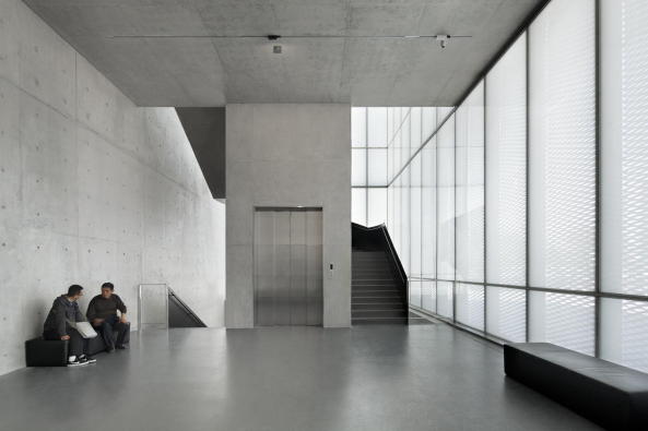 Museum, Kunstmuseum, baunetz, Atelier Deshaus, Long Museum West Bund, Liu Yichun, Chen Yifeng, Shanghai, Beton, Betonbgen, Transformation, Industriekultur West Bund, Moderne Kunst, klassische Moderne, zeitgenssische Kunst, minimalistisch, concrete, modern art, industrial, modern art,